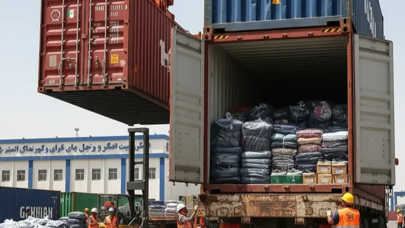 تصویر خرید لباس کیلویی (استوک و اوتلت): راهنمای کامل 1404 + قیمت، مراکز خرید، نکات سودآوری 